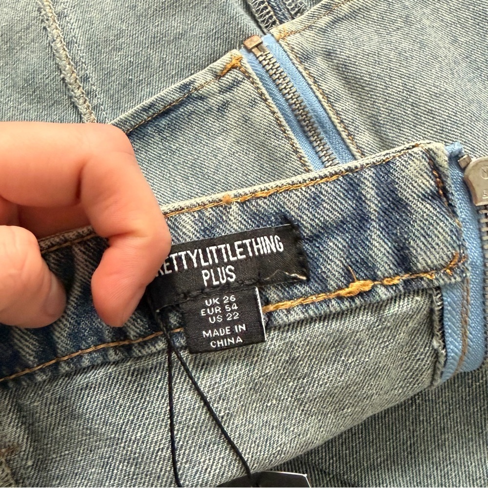 NWT PRETTYLITTLETHING Plus Blue Vintage Light Wash Jean
Walstband Detail Denim - Picture 5 of 5